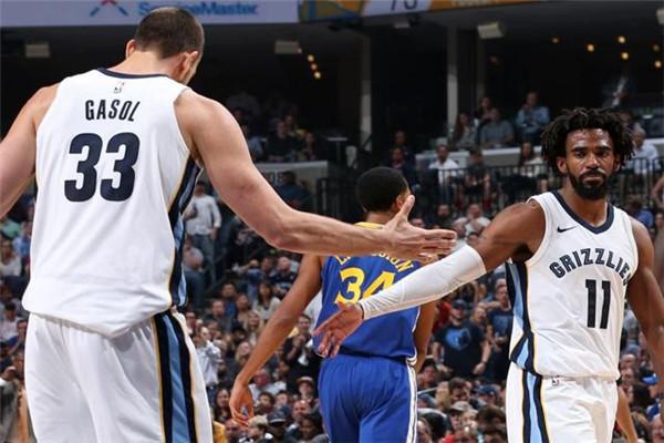  灰熊新秀单场二十八篮板创纪录  