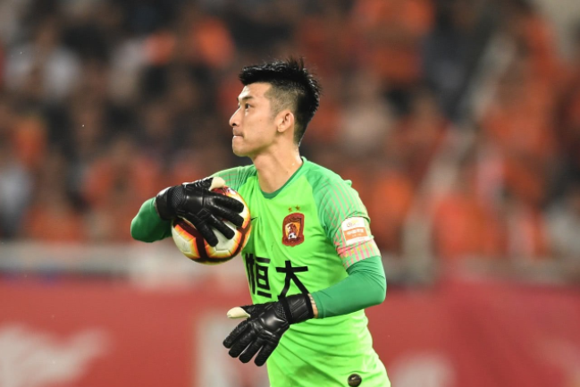  奥格斯堡门将低级失误，到手胜利瞬间化为乌有